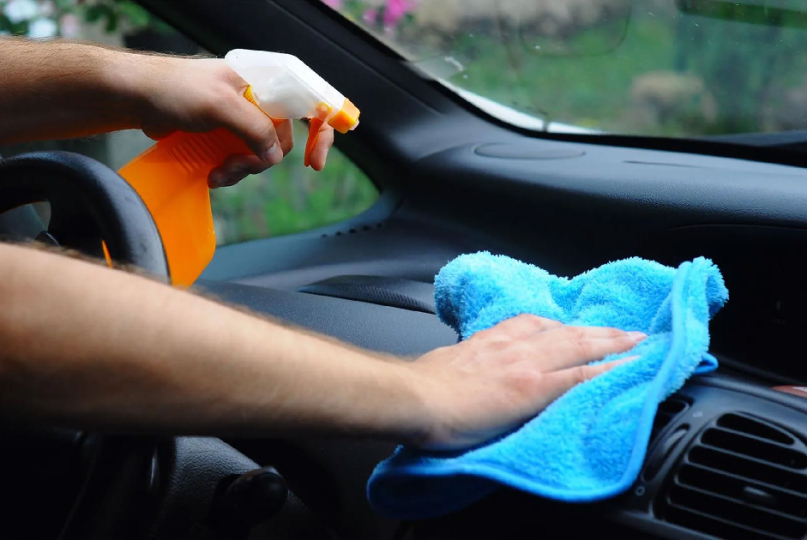 Stap voor stap een nare geur uit de auto verwijderen